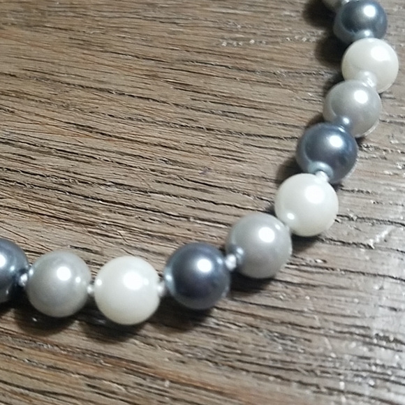 Tri colored silver akoya pearl necklace - Picture 2 of 8